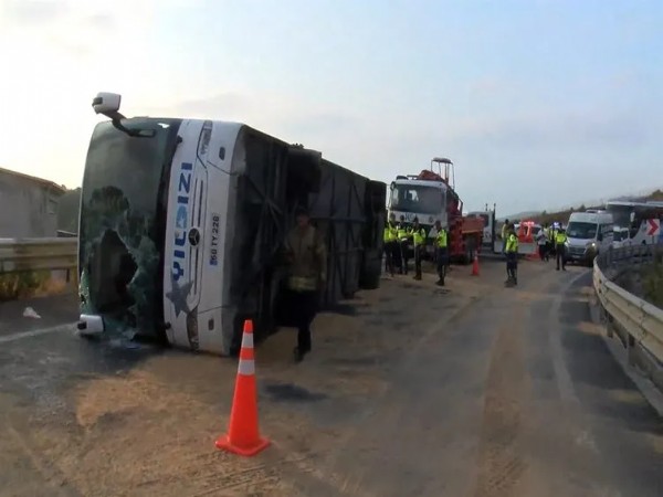 İstanbul'da feci kaza! Yolcu otobüsü devrildi